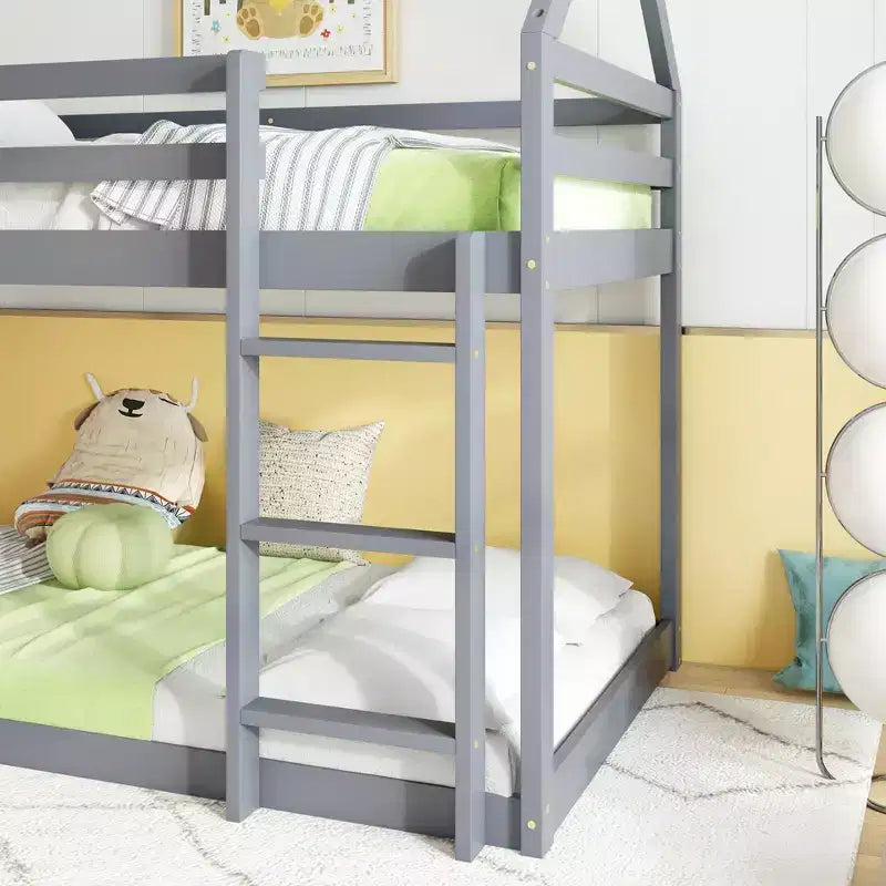 Letto a castello a pavimento in legno di gomma misura doppia con scala e sponde di protezione, struttura a forma di casetta, bianco