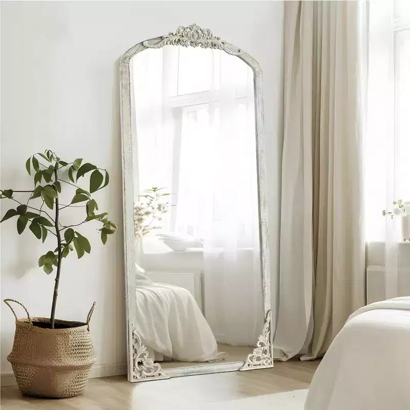 Specchio intero con cornice ad arco in legno massello, 28 in. L x 67 in. H, bianco anticato