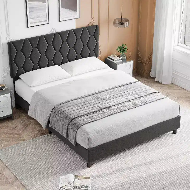 Telaio letto a piattaforma imbottito con testiera in lino e supporto a doghe in legno