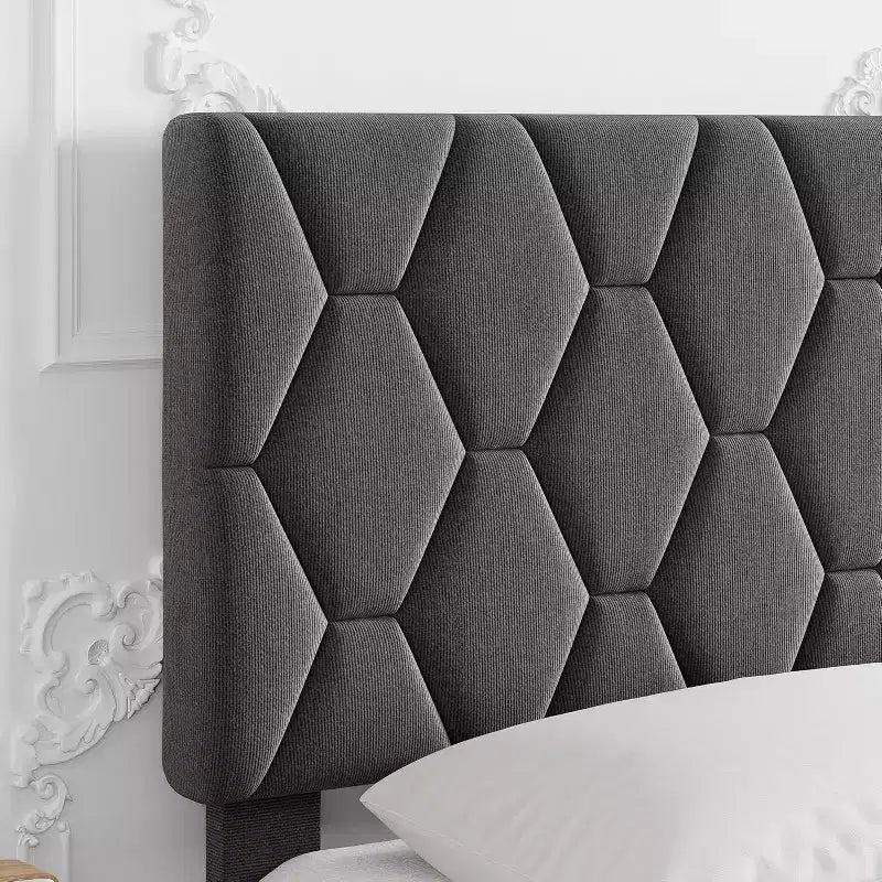 Telaio letto a piattaforma imbottito con testiera in lino e supporto a doghe in legno