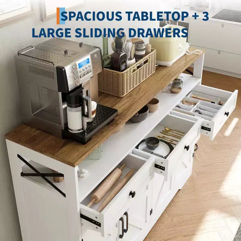 Mobile buffet credenza da 130 cm stile rustico con stazione di ricarica, 3 cassetti e 4 ante scorrevoli – Armadio dispensa da cucina per bar con ripiani in legno