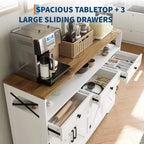 Mobile buffet credenza da 130 cm stile rustico con stazione di ricarica, 3 cassetti e 4 ante scorrevoli – Armadio dispensa da cucina per bar con ripiani in legno