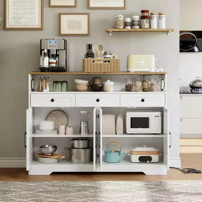 Mobile buffet credenza da 130 cm stile rustico con stazione di ricarica, 3 cassetti e 4 ante scorrevoli – Armadio dispensa da cucina per bar con ripiani in legno