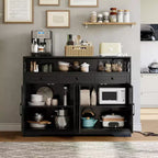 Mobile buffet credenza da 130 cm stile rustico con stazione di ricarica, 3 cassetti e 4 ante scorrevoli – Armadio dispensa da cucina per bar con ripiani in legno
