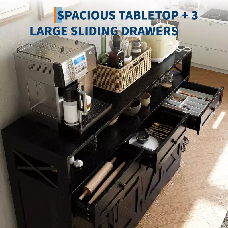 Mobile buffet credenza da 130 cm stile rustico con stazione di ricarica, 3 cassetti e 4 ante scorrevoli – Armadio dispensa da cucina per bar con ripiani in legno