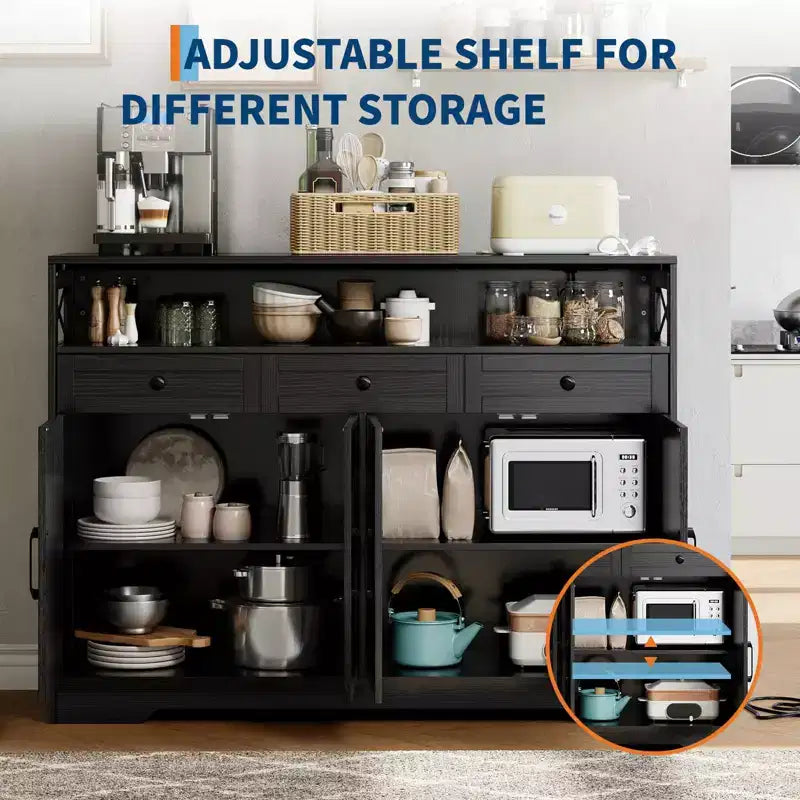 Mobile buffet credenza da 130 cm stile rustico con stazione di ricarica, 3 cassetti e 4 ante scorrevoli – Armadio dispensa da cucina per bar con ripiani in legno