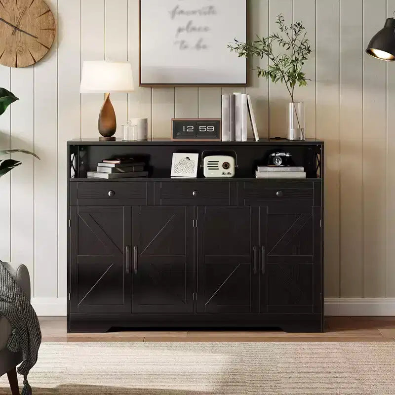 Mobile buffet credenza da 130 cm stile rustico con stazione di ricarica, 3 cassetti e 4 ante scorrevoli – Armadio dispensa da cucina per bar con ripiani in legno