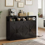 Mobile buffet credenza da 130 cm stile rustico con stazione di ricarica, 3 cassetti e 4 ante scorrevoli – Armadio dispensa da cucina per bar con ripiani in legno