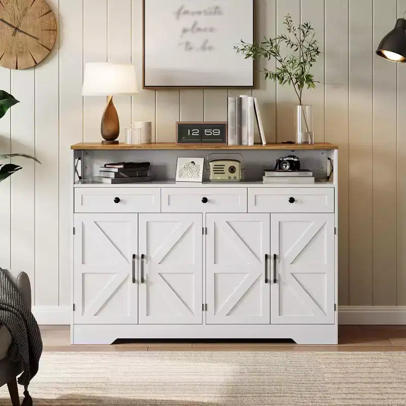 Mobile buffet credenza da 130 cm stile rustico con stazione di ricarica, 3 cassetti e 4 ante scorrevoli – Armadio dispensa da cucina per bar con ripiani in legno