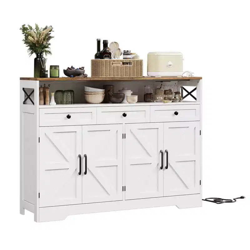 Mobile buffet credenza da 130 cm stile rustico con stazione di ricarica, 3 cassetti e 4 ante scorrevoli – Armadio dispensa da cucina per bar con ripiani in legno